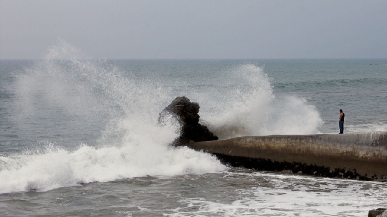 Beach Alert Dangerous Rip Currents and 7-Foot Waves Forecast for Malibu and LA County